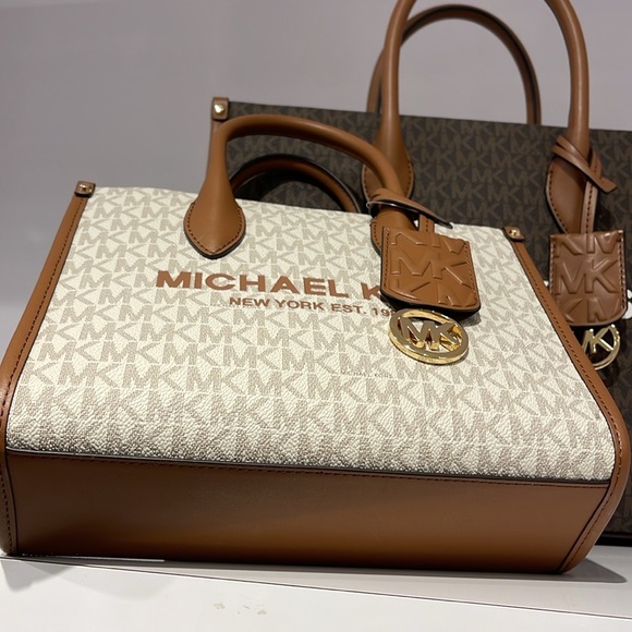 MICHAEL KORS
Mirella Small Logo Crossbody Bag
Vanilla
NWT - Picture 9 of 16